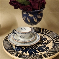 blåt dekoreret keramik fad gammelt 